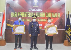 Kakanwil Kemenkumham Sulsel Beri Penghargaan Poltekkes dan KKP Makassar