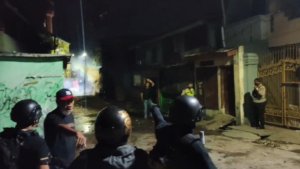 Bubarkan Tawuran, Polisi Malah Saling Tembak Gas Air Mata