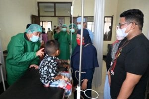 Dollah Mando Semangati dan Doakan Peserta Operasi Bibir Sumbing Gratis