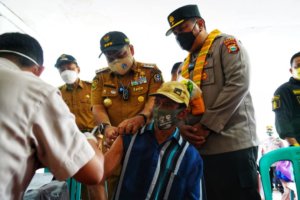 Wakapolda Sulsel Takjub Melihat Vaksin Massal di Bone, Bupati: Masyarakat Sudah Sadar