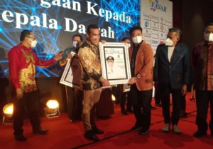 Dollah Mando Raih Fajar Award atas Inovasi Penguatan Infrastruktur Pedesaan