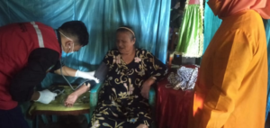 Gerak Cepat Nakes Cek Kondisi Nenek Isya Usai Keluhkan Kesehatannya ke Bupati ASA