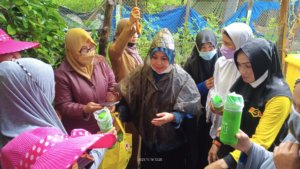 Rela Diguyur Hujan Demi Tepati Janji kepada Kelompok Wanita Tani