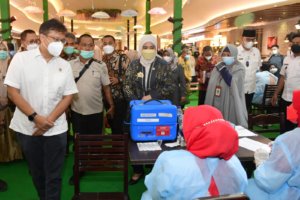 Menkes Bersama Aliyah Mustika Tinjau Vaksinasi di TSM Makassar