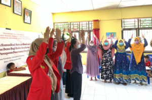 Mahasiswa FKM Unhas Turun ke Desa Latih KAP dan Emo-Demo bagi Kader Kesehatan dalam Percepatan Penurunan Stunting