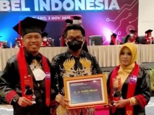 Peduli Pendidikan, Dollah Mando Dianugerahi Nobel Indonesia Education Award
