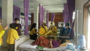 Sentuh Masyarakat di HUT ke-57 Golkar dan HKN, IIPG dan KPPG Sulsel Santuni Pasien di RS Toraja Utara