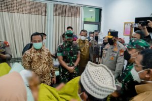 Bersama Kapolda dan Pangdam, Plt Gubernur Sulsel Jenguk Korban Penyerangan pada Asrama Mahasiswa