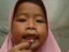 Lucu! Bocah Merias Wajahnya Pakai Pensil Alis yang Dijilat, Netizen: Lihat Berulang Tetap Ngakak