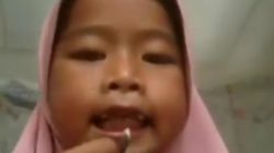 Lucu! Bocah Merias Wajahnya Pakai Pensil Alis yang Dijilat, Netizen: Lihat Berulang Tetap Ngakak