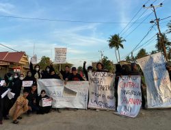 Protes Jalanan Berlubang di Poros Pinrang, Mahasiswa: Cukup Cintaku yang Rusak Jalanan Ini Jangan