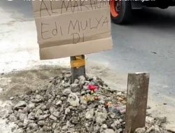 Disebut Daerah Pembuangan Anak Jin, Edy Mulyadi Dibuatkan Replika Makam