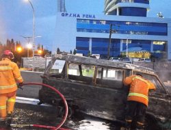 Pete-pete Terbakar di Depan Gedung Graha Pena Makassar