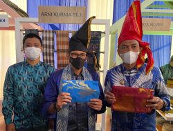 Bangga Buatan Indonesia, Sandiaga Uno Pamerkan Produksi Sutera Khas Wajo