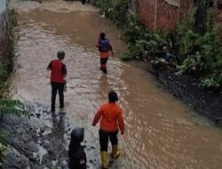 Main Hujan-hujan, Kakak beradik di Semarang Hanyut Terbawa Arus Selokan