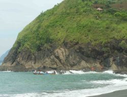 Terseret Ombak Laut saat Ritual di Pesisir Pantai Payangan, 11 Orang Tewas
