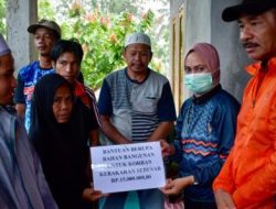 Didampingi Ketua DPRD Lutra, IDP Serahkan Bantuan ke Korban Kebakaran