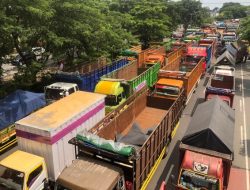 Ratusan Truk Berukuran Besar Parkir di Sepanjang Pintu Masuk Kota Surabaya