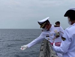 Kenang Tenggelamnya KRI Nanggala 402, TNI AL Tabur Bunga di Perairan Bali