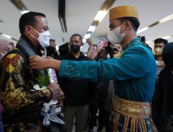 Masyarakat Antusias Sambut Kedatangan Gubernur Sulsel di Bandara Sultan Hasanuddin