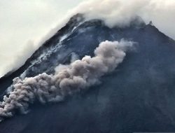 Gunung Merapi Luncurkan Awan Panas Guguran hingga 3,5 Km ke Arah Tenggara