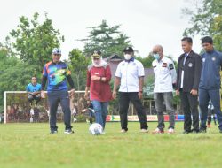 Bupati Indah Buka Turnamen Sepak Bola Padang Biru Cup I 2022
