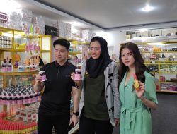 Dihibur Aty Kodong hingga Resky KDI, Grand Opening Upy Kosmetik Berlangsung Meriah
