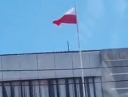 Heboh! Kantor Pemerintahan di Batam Kibarkan Bendera Merah Putih Terbalik
