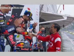Miguel Oliveira Menerima Trofi Juara Grand Prix Indonesia dari Tangan Jokowi