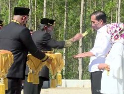 Jokowi Diciprat Air Beras Kunyit saat Prosesi Ritual Adat Kendi Nusantara, Politisi Demokrat Heran