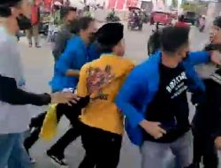 Larang Bakar Ban, 2 Polisi Dikeroyok Massa Aksi