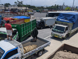 Ratusan Sopir Truk di Malang Penuhi Simpang Empat Karonglo, Begini Tuntutannya
