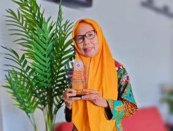 43 Tahun Mengabdi sebagai Bidan, Marhaeni Terima Penghargaan dari IBI Luwu Utara