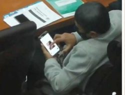 Wadduh… Anggota DPR RI Tertangkap Kamera Diduga Menonton Video Begituan saat Sedang Rapat