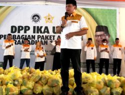 DPP IKA UNM Salurkan 1000 Sembako, Nurdin Halid: Kami Berupaya Berbagi Kebahagiaan