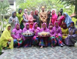 Hari Kebudayaan, Pelayanan di RSUD Kota Makassar Diwarnai dengan Pakaian Adat dan Berbagi Kue Khas Sulsel