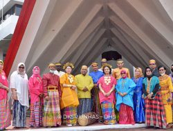 Semarak Hari Kebudayaan Makassar, Mahasiswa Asing Unhas Turut Memeriahkan dengan Berpakaian Adat