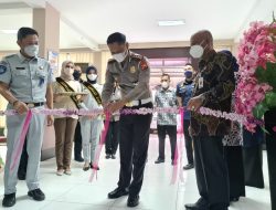 Petugas Cantik dan Wangi Layani Wajib Pajak di Samsat Pettarani Makassar