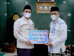 Serahkan Bantuan di Masjid Agung, Bupati Barru; Maksimalkan Ibadah Ramadan