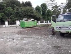 Sampah Berserakan di Pasar Samaenre, DLHK Sinjai Turunkan Petugas