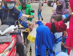 Peduli Sesama, TKIT Nurul Fikri Makassar Bagikan 1.000 Takjil ke Pengguna Jalan