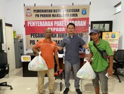 Jelang Lebaran, PD Parkir Makassar Bagikan Sembako ke Jukir dan Karyawan