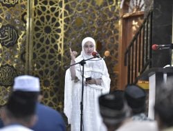 Bupati Indah Putri Indriani Melaksanakan Salat Tarawih Pertamanya di Masjid Nurul Huda Sukamaju
