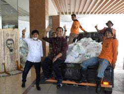 Ketua IKA Unhas Bagi 500 Paket Lebaran untuk Petugas Kebersihan