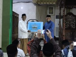 Syamsari Kitta Serahkan Dana Hibah Rp1 Miliar ke Yayasan Masjid Agung Takalar