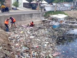 Parepare Bebas Gulma, DLH Rutinkan Pembersihan Drainase dan Angkut Sampah