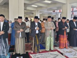 Salat Ied bersama Keluarga di Pelataran Pinisi, Rektor UNM: Mari Isi dengan Silaturrahmi