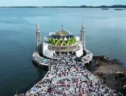 Wali Kota Parepare Taufan Pawe Syukur dan Bahagia Masjid Terapung Digunakan Salat Idul Fitri