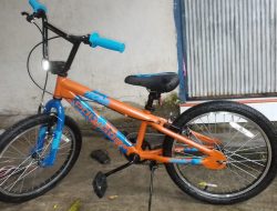 Jalan Kaki ke Sekolah, Ganjar Pranowo Berikan Sepeda dan Santunan untuk Anak Yatim di Makassar