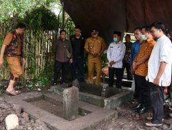 Ucapkan Belasungkawa, Gubernur Sulsel Berziarah ke Makam Istri KH Djamaluddin Amien